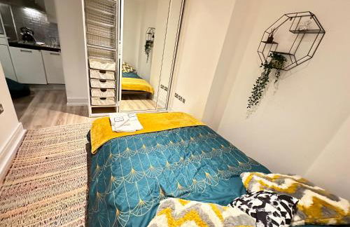 Cosy High Street Apartment 30 seconds from station - Foto 5