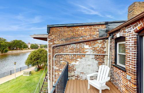 Steps to Dtwn and Rock River! Couples Retreat - Foto 6