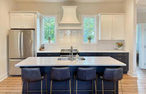 Luxe Lakefront Getaway with Porch and Water View! - Foto 5