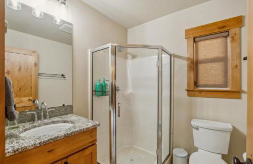 Mountain Retreat with Hot Tub, Game Room and Yard home - Foto 26