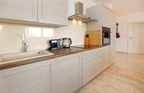 Modern 2-Bed Apt, Late check in available - Photo 38