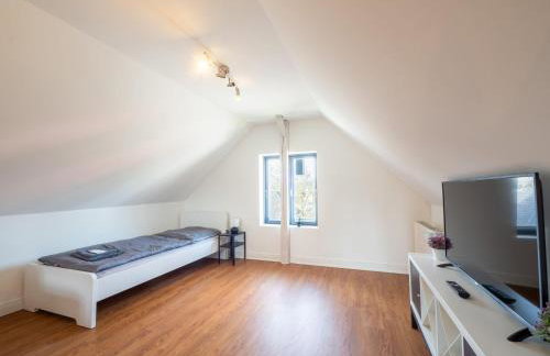 Grosse-Monteurwohnung-in-Villa-4-Zimmer-8-Personen-WLAN-TV-Kueche-Ahrensburg-Naehe-Hamburg-AGRP1202 - Photo 9