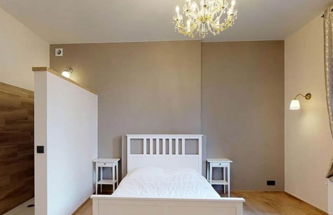 Elegant Hillside Mansion - Photo 2