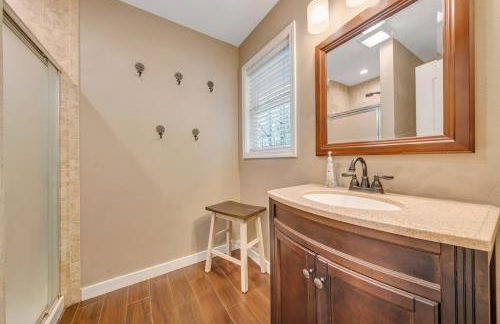 Treetop & Waterfront! Hot Tub, Kayaks, Game Room - Foto 30