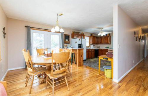 Carries Cottage- Hot Tub, Firepit, Covered Deck - Foto 15