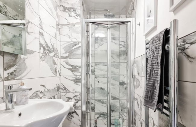 Marvellous 5 bed Perfect for Family or Contractor - Foto 12