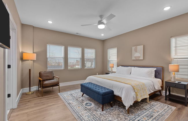 Bright Urban Comfort | JZ Vacation Rentals - Photo 10