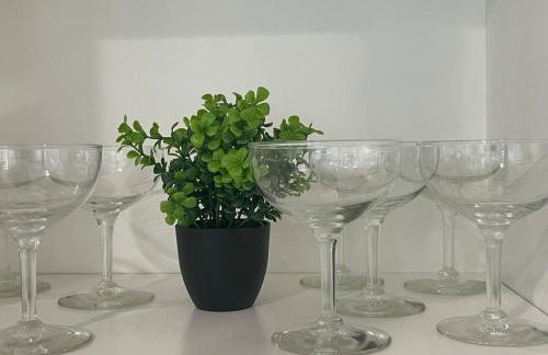 Granada Hills Private Unique Pool Luxury 4BR Family Retreat - Patio, Outdoor Dining, BBQ Grill, & Free Parking - Foto 13