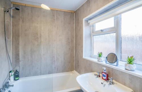 Spacious 3 Bed Flat-Free Parking-by Holiday Homes - Foto 23