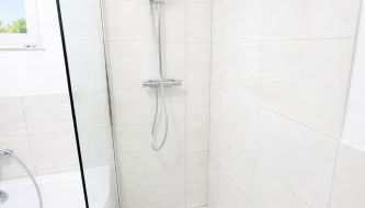 LETA Homes - Zentrale, moderne Wohlfühlwohnung mit flexiblem, kontaktlosem Zugang & eigenen Parkplätzen - Foto 5, Shower