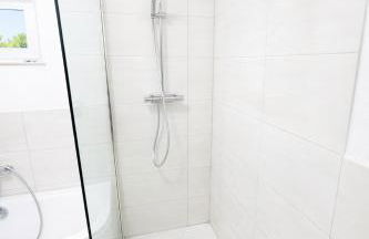 LETA Homes - Zentrale, moderne Wohlfühlwohnung mit flexiblem, kontaktlosem Zugang & eigenen Parkplätzen - Foto 5