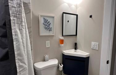 Modern Comfort in Historic East Baltimore Stylish 3BR Row Home - Photo 23