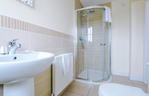 Relaxing 3 Bedroom Chester Home with garden - Photo 39