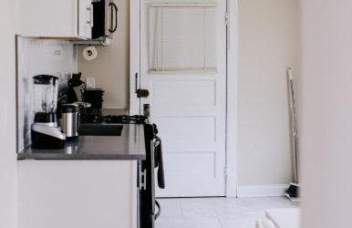 Chicago Chic, Cozy 1BR with Stylish Workspace - Photo 2