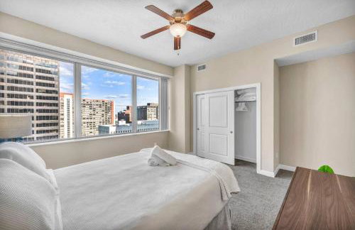 LAKE VIEW Sky-Suite in the Heart of Downtown! - Photo 24