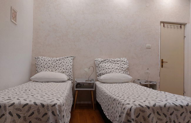 Apt Lavender on Nincevica St-1 BR Apt - Photo 3