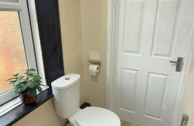 Newcastle CITY APT35,FREE STREET PARKING,4 BEDROOM HOUSE,8 SINGLE BEDS,FULL KITCHEN,ALL ROOMS WITH TVs,NETFLIX - Photo 5