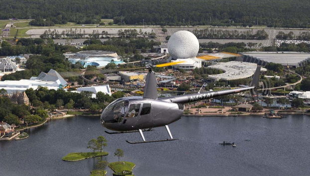 El helicóptero sobrevolando Epcot