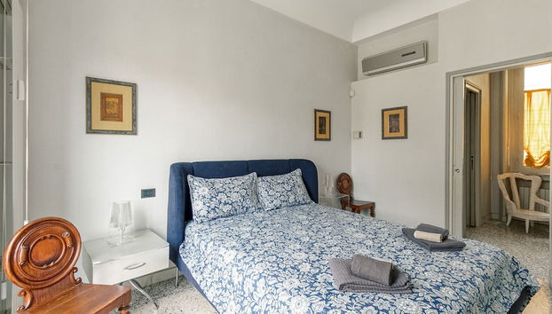 HomyCare Stylish apartment with jacuzzi & balcony steps from Duomo - Foto 4, Habitación