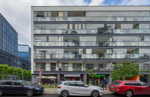 Metro Wola Apartment with Parking & AC next to Warsaw Rising Museum by Noclegi Renters - Foto 7