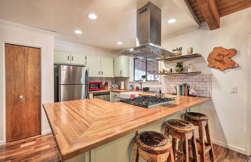 Hot Tub and Patio Pet-Friendly Cabin in Munds Park! - Foto 5