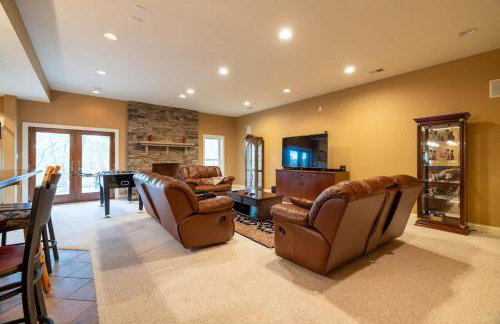 Riverbend Lodge Spacious Riverfront Home with Hot Tub Pool & Mountain view - Foto 66