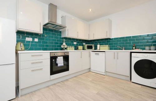Modern 3 Bed - M4 ACCESS - Wi-Fi - Photo 31
