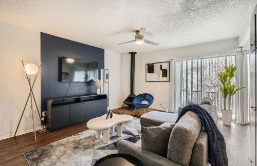 Your Modern King Suite Getaway - Sleeps 4 - Pool, Prkg - Foto 1