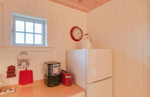 Beachfront Brooklin Studio with Private Balcony! - Photo 8