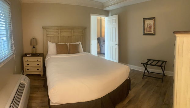 Smoky Mountains 101 2BD Condo with Fireplace and Private Balcony by RedAwning - Foto 2, Habitación