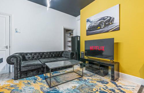 4 Bedroom House in Eccles, Trafford, Manchester - Sleeps 10 - 3 Double Beds - 4 Single Beds - FREE PARKING, Garden & Fast Fibre Wi-Fi - Close to Trafford Centre, MediaCityUK, Salford Quays, and both Old Trafford stadiums - Foto 13