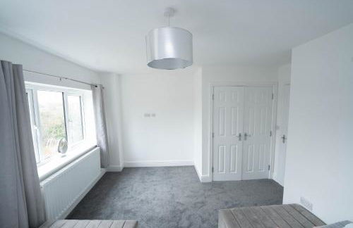 Entire Modern Home with Private Parking for 6/8 Persons - Photo 33