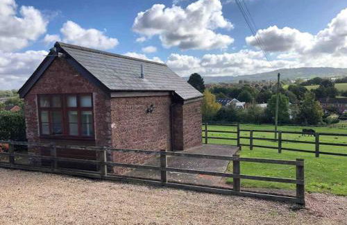 Peaceful Open-Plan Cottage With A View - Photo 12