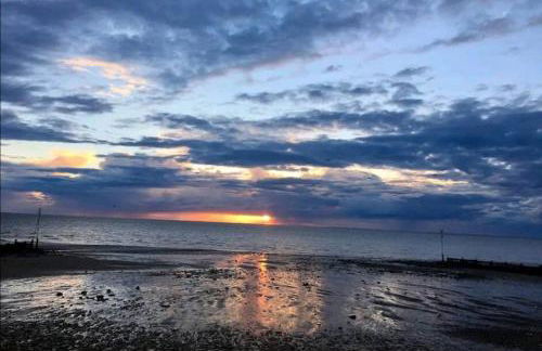 Modern Coastal 2 Bedroom Home to Relax and Unwind - Foto 32