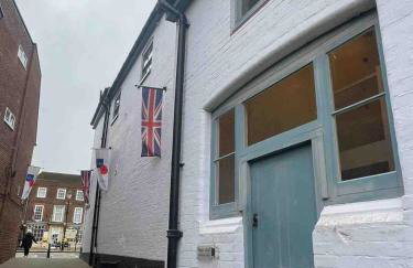 Large town centre apartment with parking - Photo 15