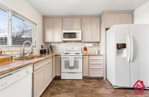 The Plaza - An Irvie Home w Summer Pool - Photo 19