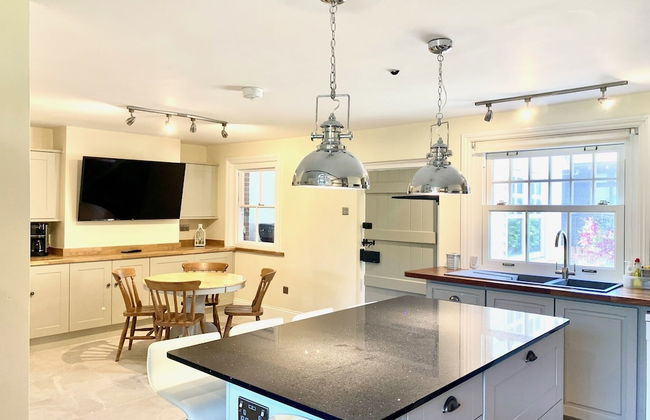 The Farmhouse - Sleeps 12 With Private Grounds - Foto 14