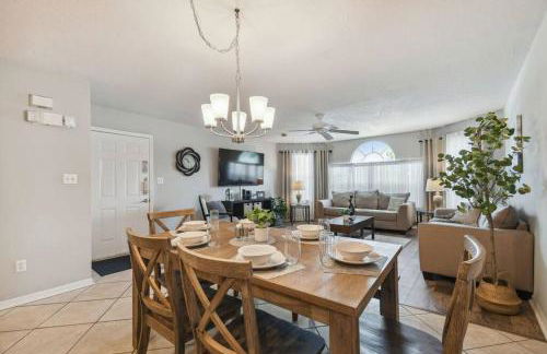 SPECTACULAR, NEW Professional Decor, Near Dis, NO Steps, Pool, Patio, LOW Rates! - Foto 39