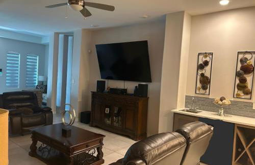 Modern 4 bedroom house close to Loop 20, TAMIU, Airport, and Hospitals - Foto 5