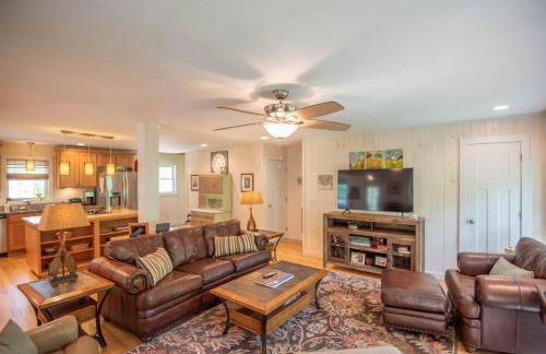 Retriever Beach - New River-frontage with Your Own Private Beach! Fire Pits - Games and More! - Foto 10