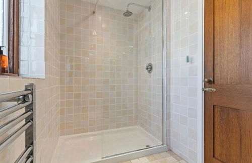 Stunning Countryside Home in Surrey by 53 Degrees Property, Ideal for Family Getaways, Private Tennis Court! - Foto 54