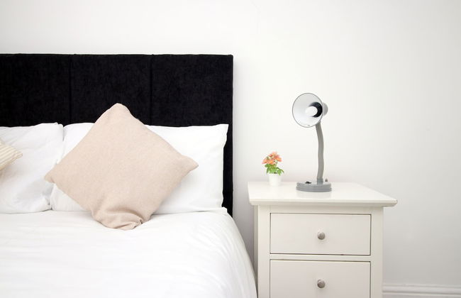 Skyline Immaculate 2-bed Apartment in Swansea - Photo 3