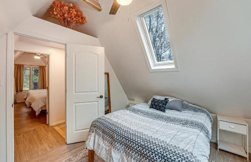 Walk to Fox Lake Pet-Friendly A-Frame with Fire Pit - Foto 16