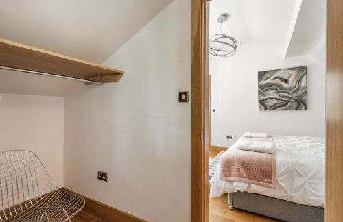 Modern contemporary home in beautiful setting - Foto 78