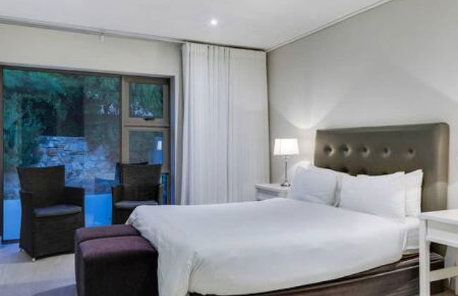 Large 9 Bedroom Villa in Camps Bay w Pool Apostles Views - Photo 25