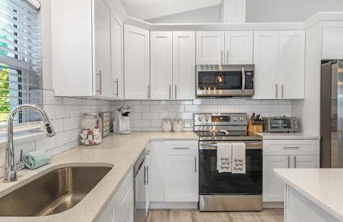 BRAND NEW Rental with Luxury Pool - Villa Rosalie - Roelens Vacations - Foto 11