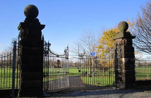 Comfy Home King Size Bed close to Asda & Sefton Park, Very Fast WIFI! - Foto 52