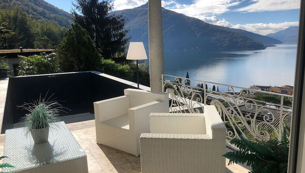 Villa in Bissone with swimming pool and garden - Photo 2