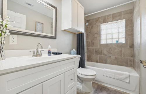 Spacious San Antonio Retreat with Private Patio! - Foto 18