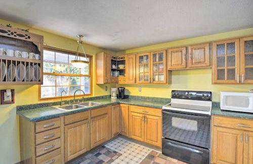 Riverfront Cabin in Alger with Patio and WiFi! - Foto 7